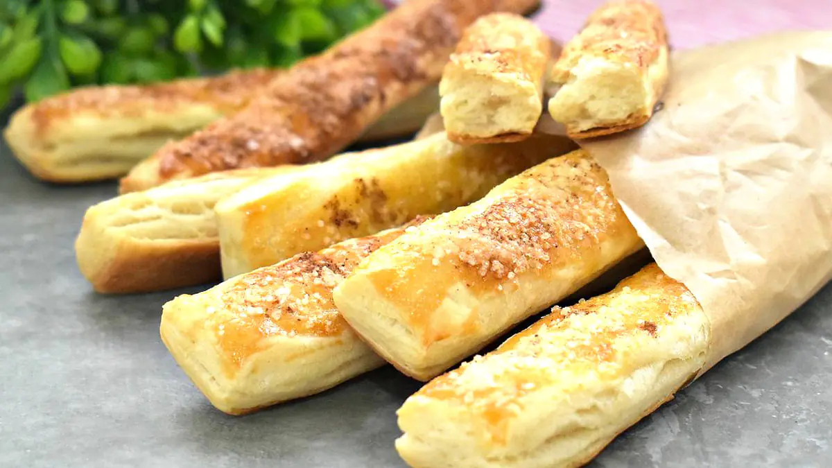 Rozválím těsto a posypu cukrem — za 15 minut v troubě křupavé skořicové tyčinky, voňavé a jednoduché