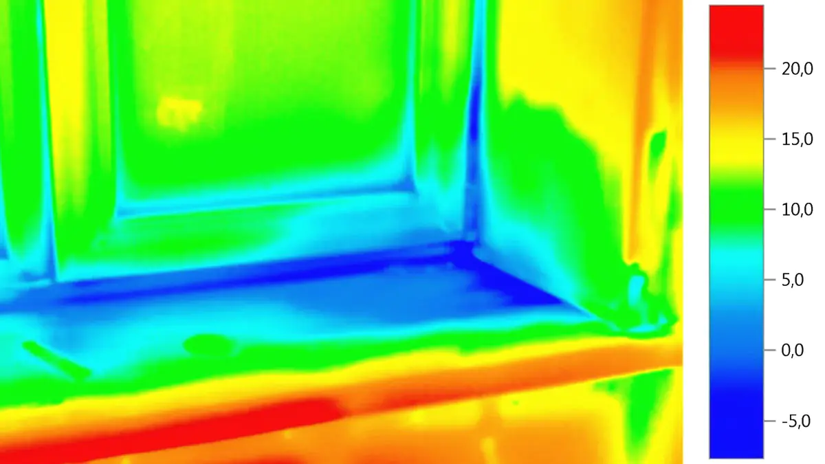 Proč se po okrajích oken náhle objevuje hliníková fólie a co říkají odborníci o jejím skutečném vlivu na tepelné ztráty?