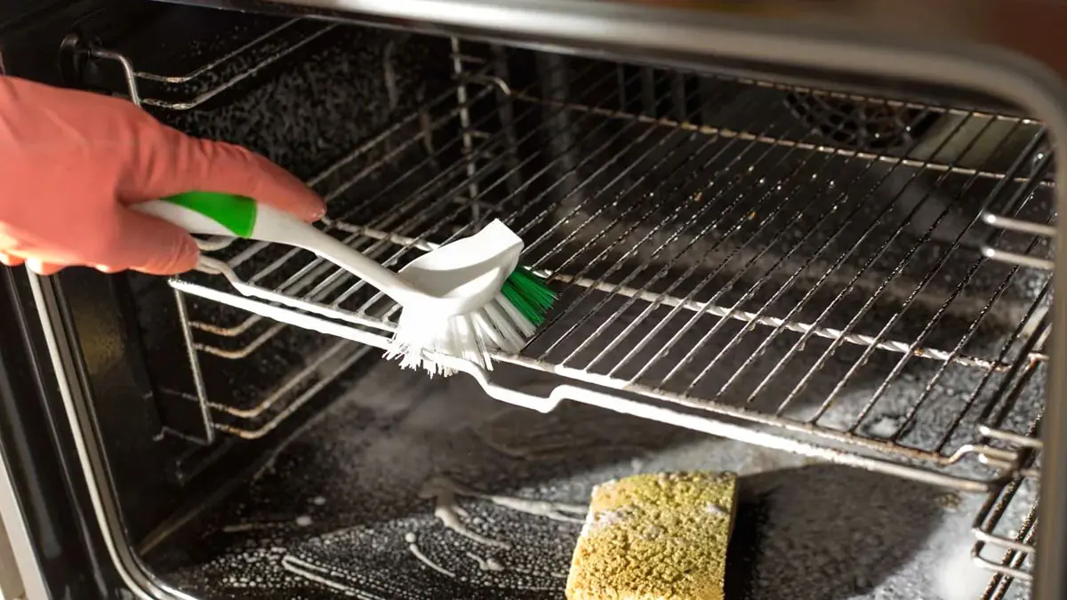 Jak vyčistit silně znečištěnou troubu bez námahy (připálený tuk a černé krusty)