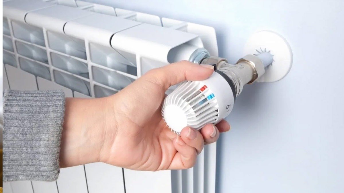Odborníci na úspory se shodují: „nejlepší není nechat topení puštěné celý den“