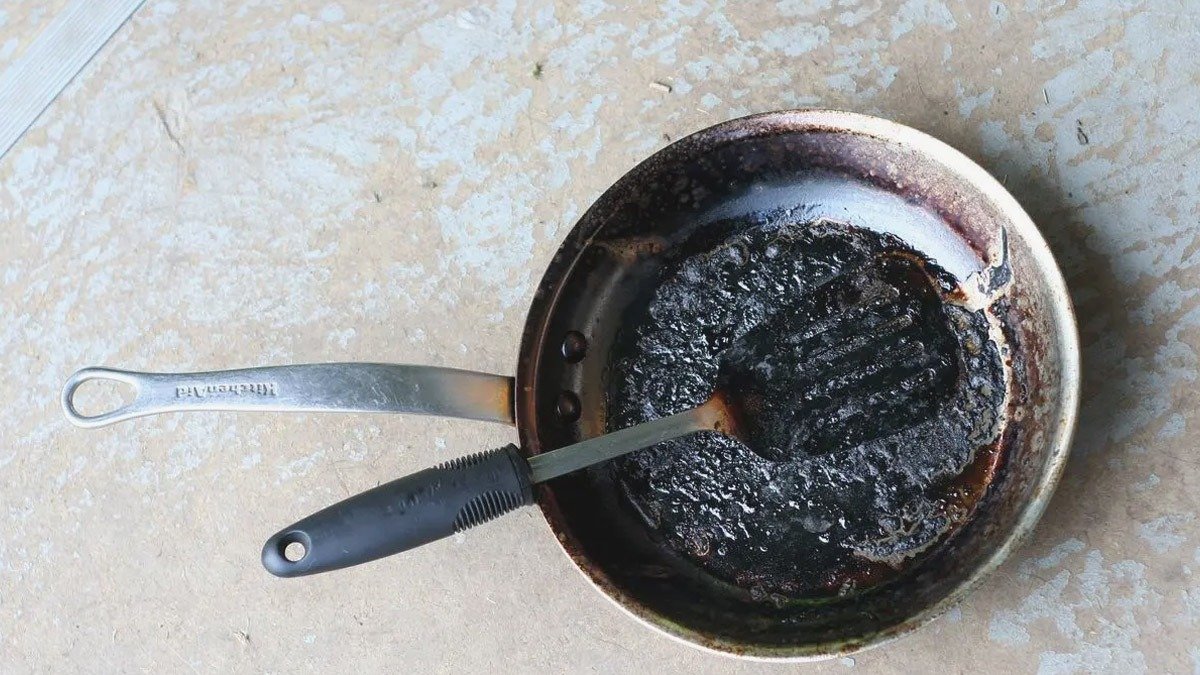 Způsob, jak vrátit hliníkové pánvičce na fritování původní lesk bez velké námahy