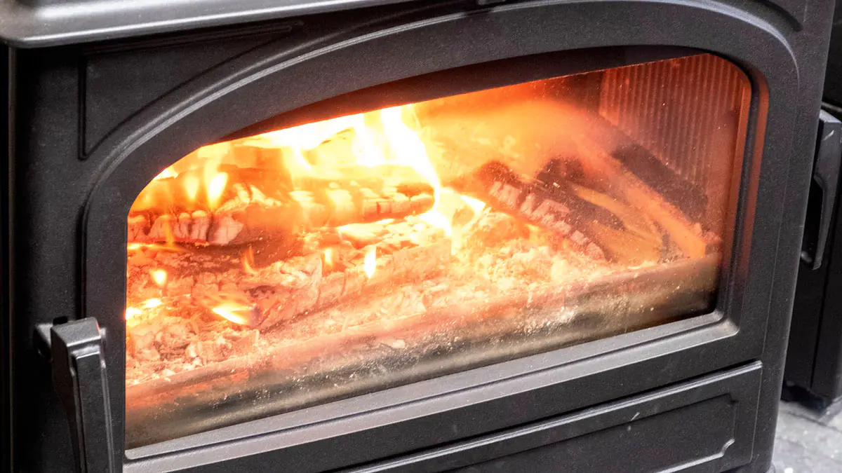 Krby na dřevo v roce 2026: útulné teplo, nebo nákladná chyba?