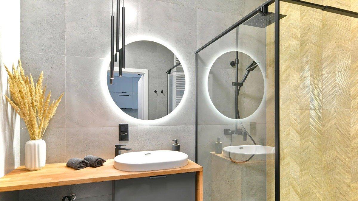 Sbohem, průchozí sprcha – to je nový trend pro rok 2026