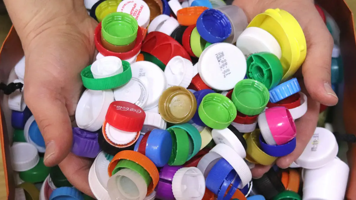 Nevyhazujte víčka od PET lahví. Zkuste je umístit „sem“… proč jsem to znal teprve teď