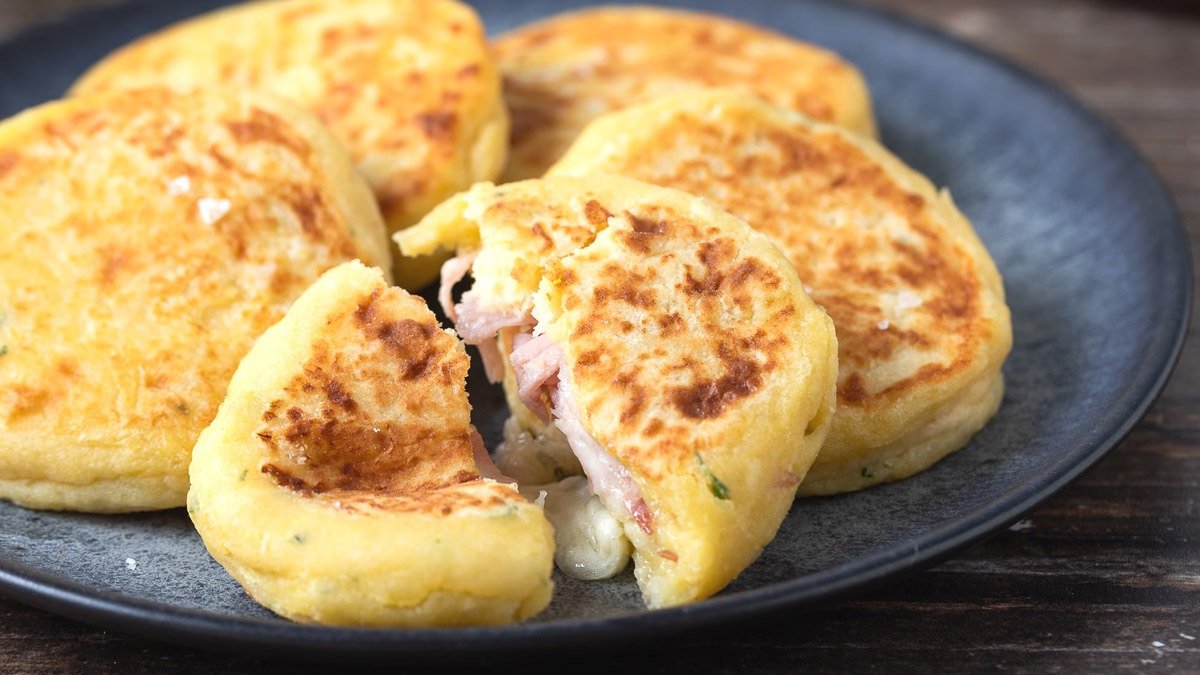 Zlatavé zapečené bramborové placičky se šunkou