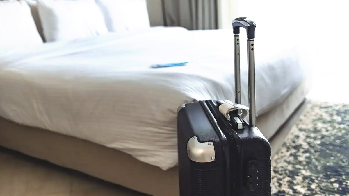 Nechte zavazadlo v koupelně! Zabráníte tak návštěvě nevítaných hostů