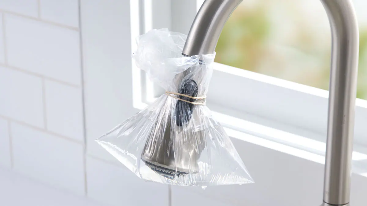 Na vodovodní kohoutek stačí dát jen jeden sáček s zipem. Proč jsem to nezkusil dříve? Je to tak užitečné!