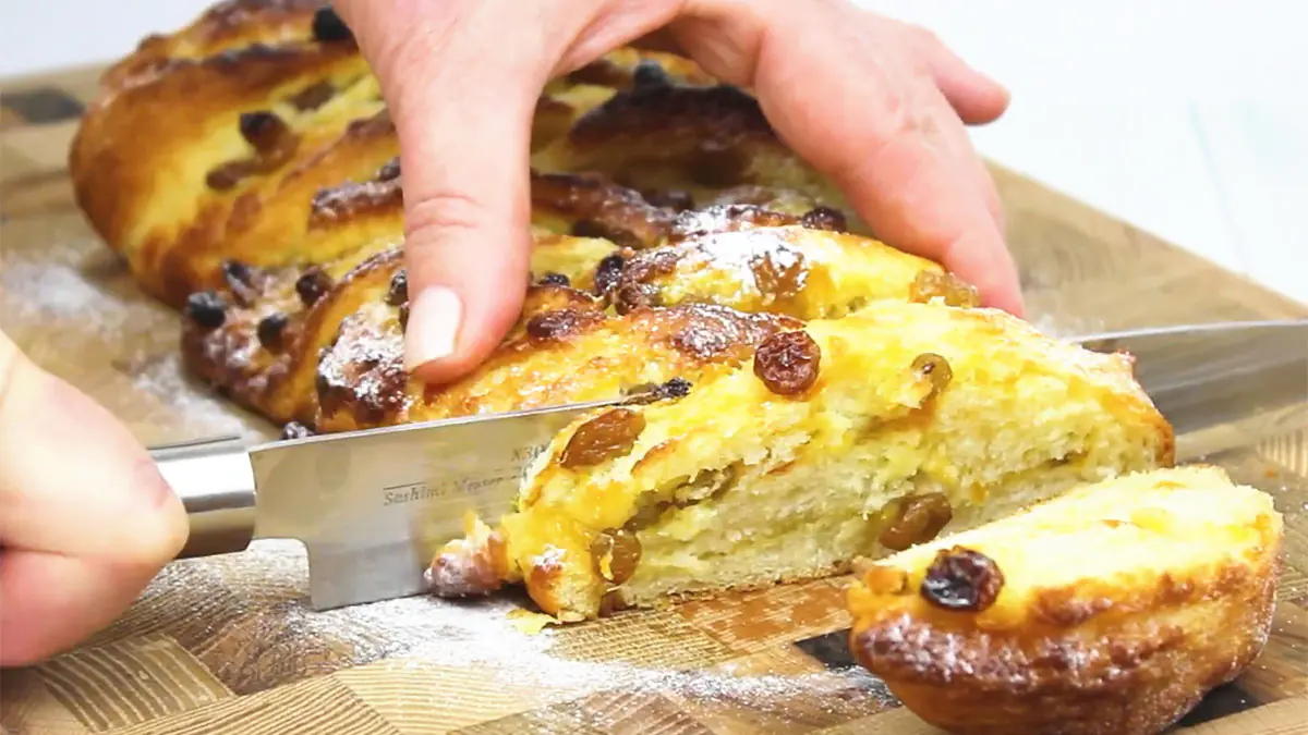 Ideální pohoštění k čaji: recept na tvarohový cop s džemem