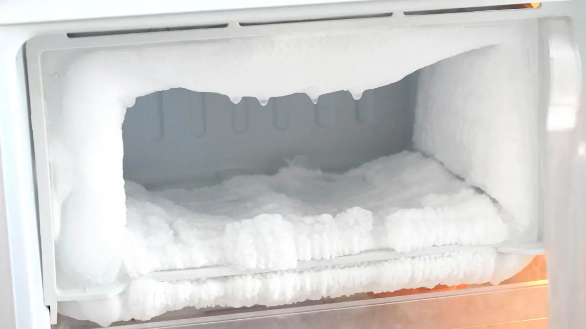 Trik s hliníkovou fólií funguje jako kouzlo: rychlé odmrazování mrazáku