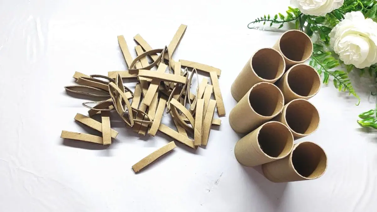 Recyklace: Nevyhazujte kartonové ruličky od toaletního papíru a proměňte je v osvěžovače do zásuvek s oblečením 2 Recyklace: Nevyhazujte kartonové ruličky od toaletního papíru a proměňte je v osvěžovače do zásuvek s oblečením