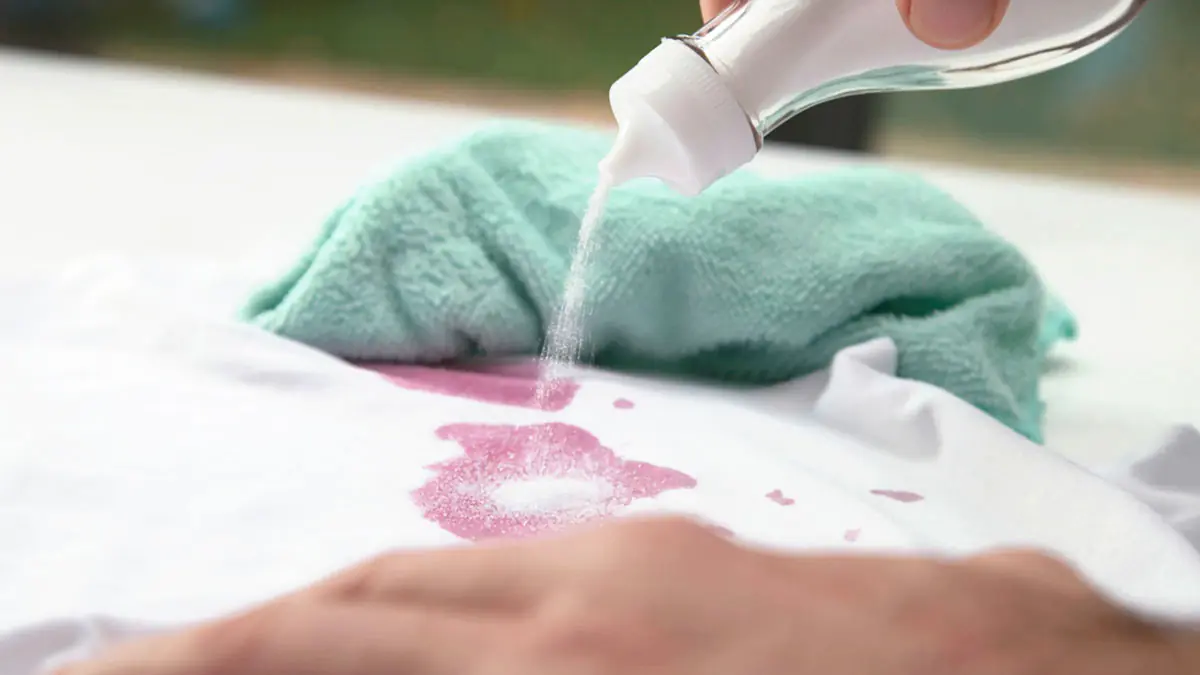 Vhoďte do toalety „jednu hrst“ a počkejte jen 30 minut — zápach i starý nános zmizí beze stopy