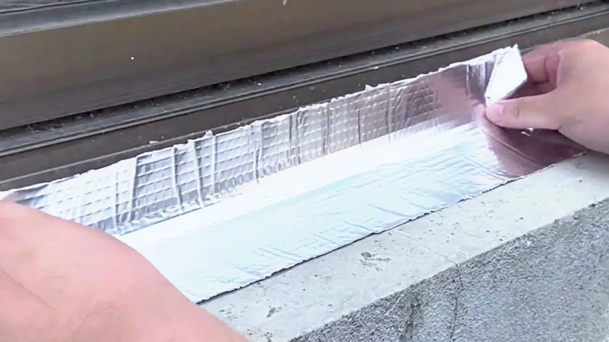 Proč se po okrajích oken náhle objevuje hliníková fólie a co říkají odborníci o jejím skutečném vlivu na tepelné ztráty?