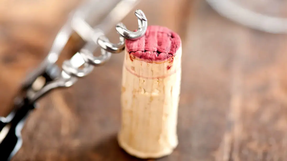 Nevyhazujte zátky od vína: řeší jeden palčivý problém v kuchyni