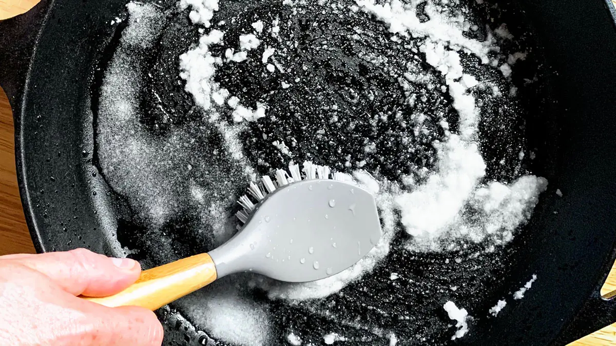 Vhoďte do toalety „jednu hrst“ a počkejte jen 30 minut — zápach i starý nános zmizí beze stopy