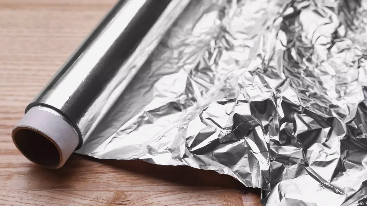 Proč trik s hliníkovou fólií na klikách přesvědčuje stále více domácností