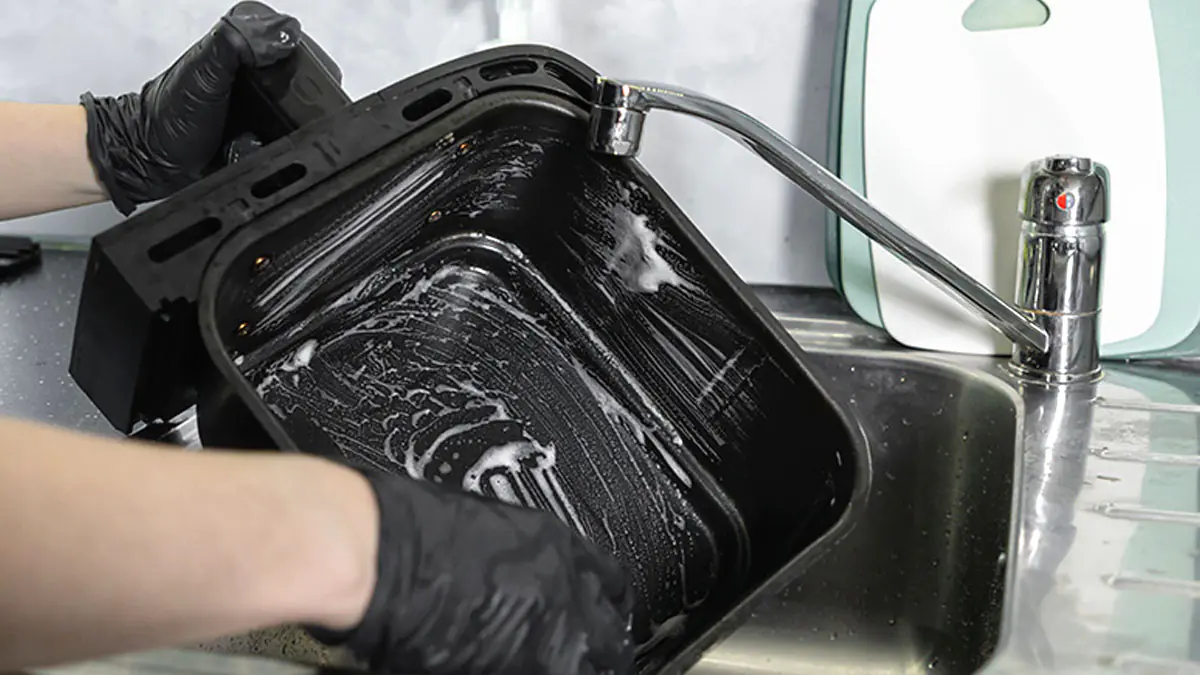 Tipy na čištění fritézy bez oleje ve 2 krocích pro efektivní odstranění mastných skvrn a zápachu