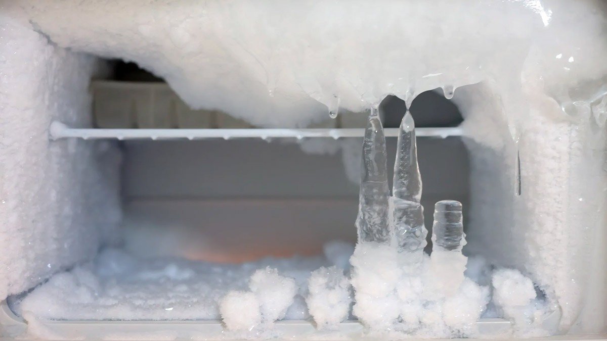 Jak odstranit všechen led z mrazáku za 5 minut pomocí… alobalu