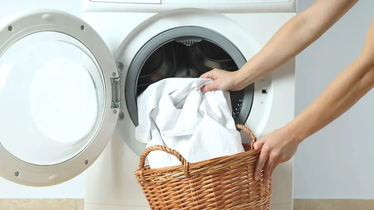 Proč se doporučuje používat lžíci soli v pračce a k čemu slouží