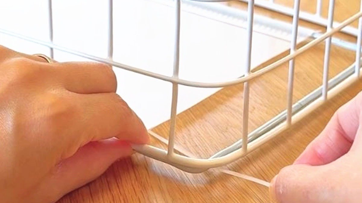 Drátěný rošt za pár korun stačilo ohnout do „U“ – a vznikl dokonalý „regál na principu FIFO“, jako v samoobsluze