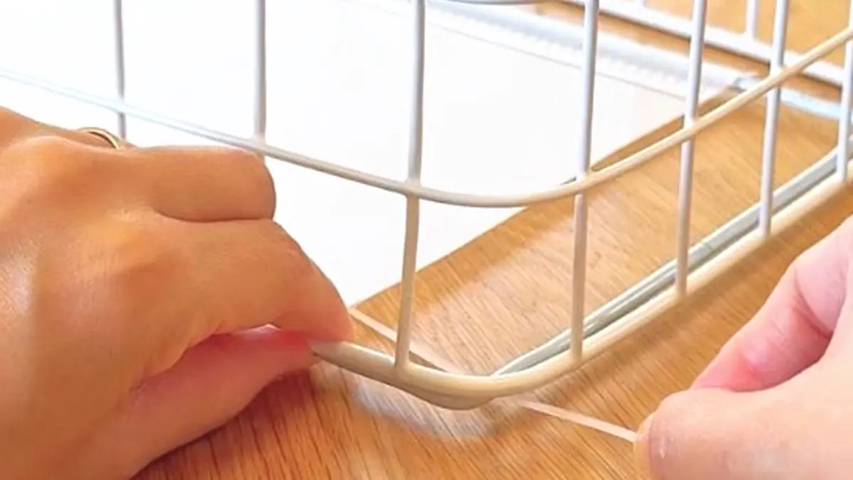 Drátěný rošt za pár korun stačilo ohnout do „U“ – a vznikl dokonalý „regál na principu FIFO“, jako v samoobsluze