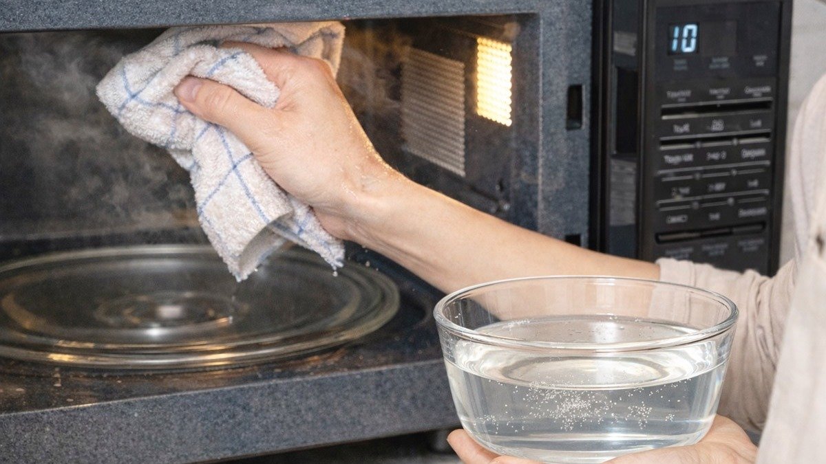 Dejte alkohol do mikrovlnky a nechte ho 3 minuty zahřívat. Proč jsem o tomto skvělém triku nevěděl?