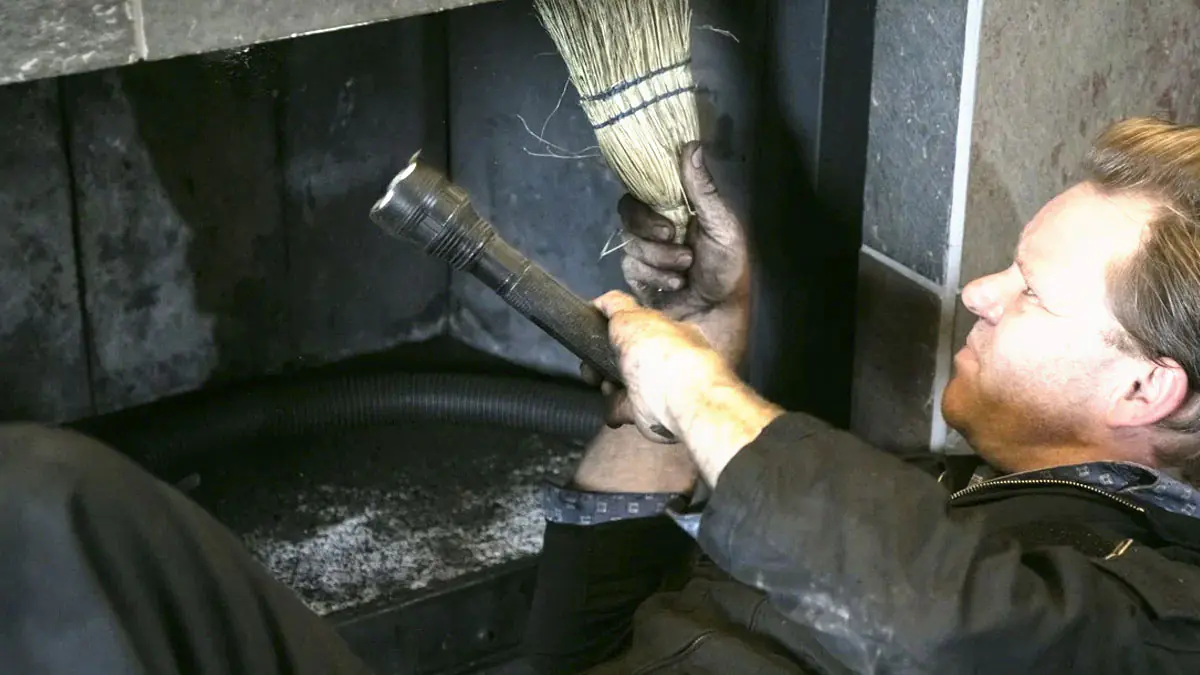 Vezměte plastovou láhev – a saze vyletí z komína raz dva: vyčistit kamna bez soli a škrobu je snadné