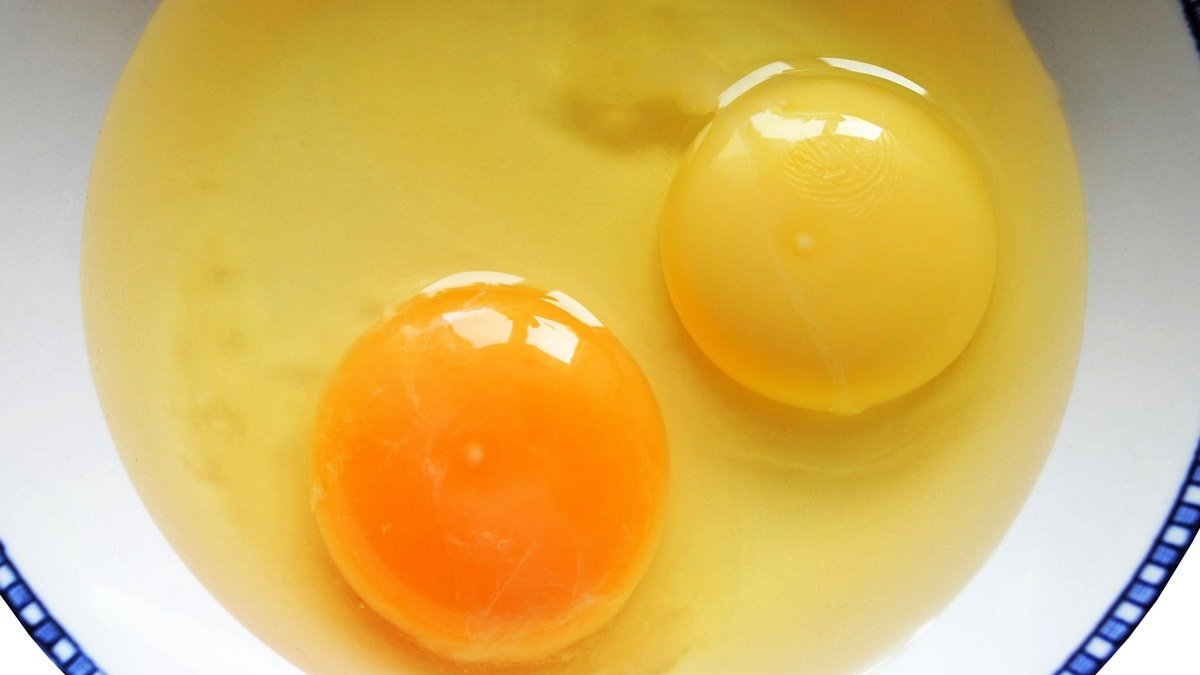 Rozbijete vejce a žloutky mají různé odstíny tmavé a světlé. Který je výživnější?