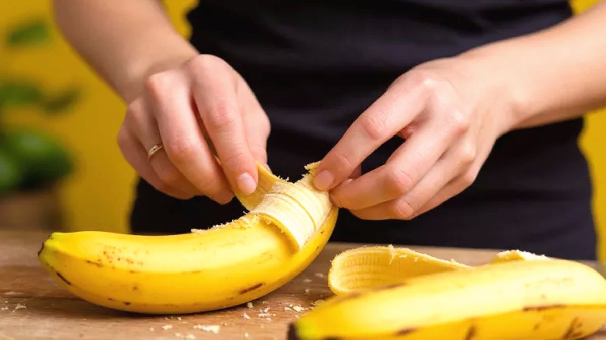 Beru banánovou slupku a třu s ní: obyčejný odpad má cenu zlata – takhle ji používám