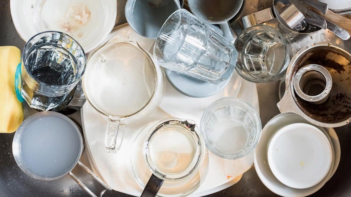 Zdánlivě neškodné, ale vystavuje vás škodlivým bakteriím: chyba, které se mnozí dopouštějí při mytí nádobí