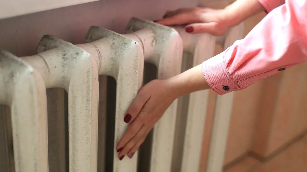 Proč máte doma zima i při zapnutých radiátorech: řešení je snadné