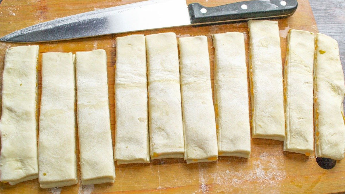 Rozválím těsto a posypu cukrem — za 15 minut v troubě křupavé skořicové tyčinky, voňavé a jednoduché