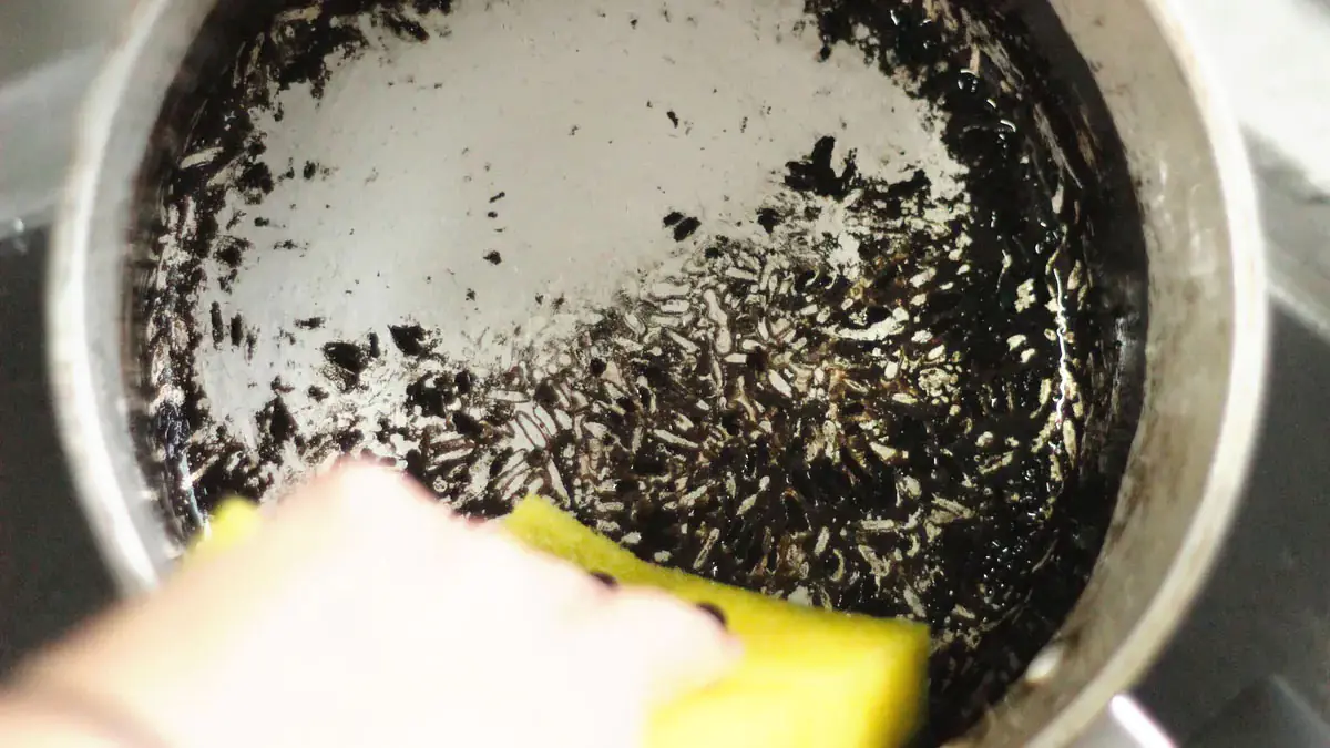 Jak vyčistit připálenou ocelovou pánev bez námahy a drhnutí