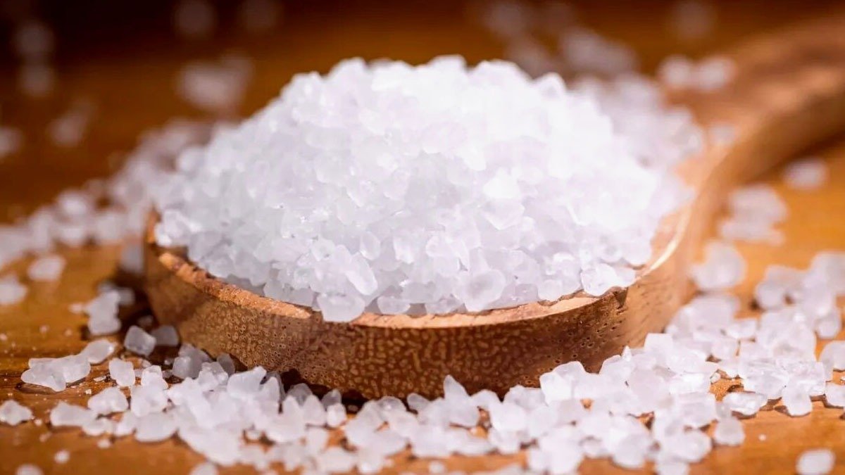 Vhoďte do toalety „jednu hrst“ a počkejte jen 30 minut — zápach i starý nános zmizí beze stopy