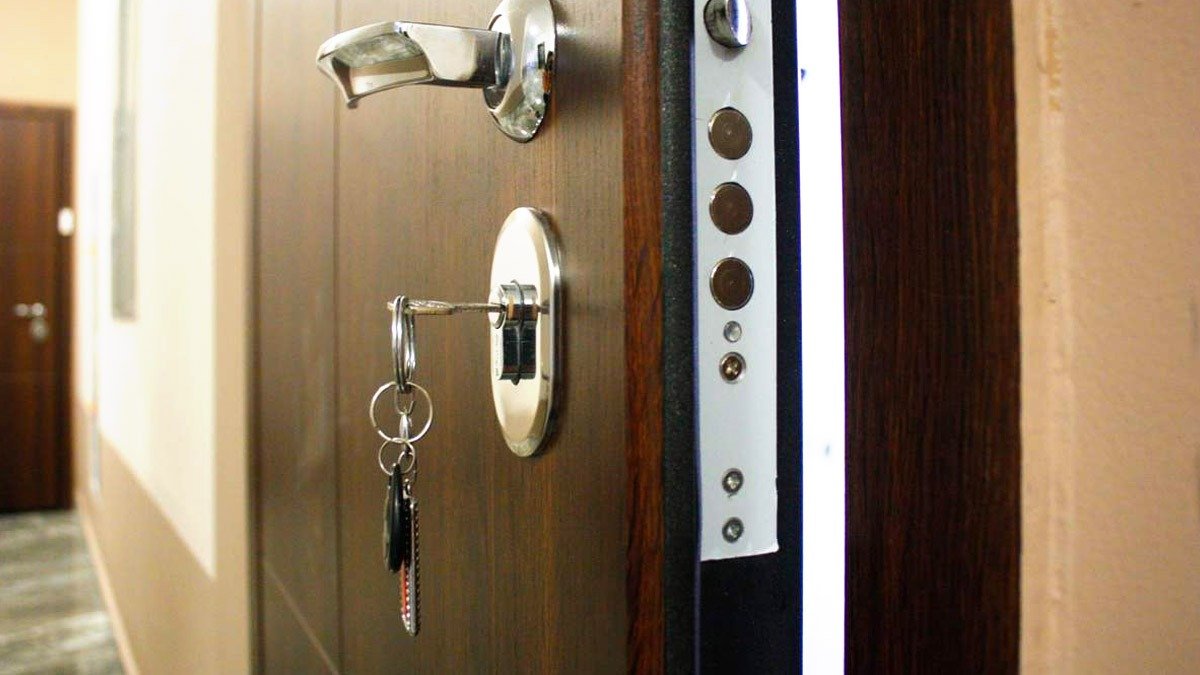 Proč se nedoporučuje nechávat klíč v zámku přes noc?