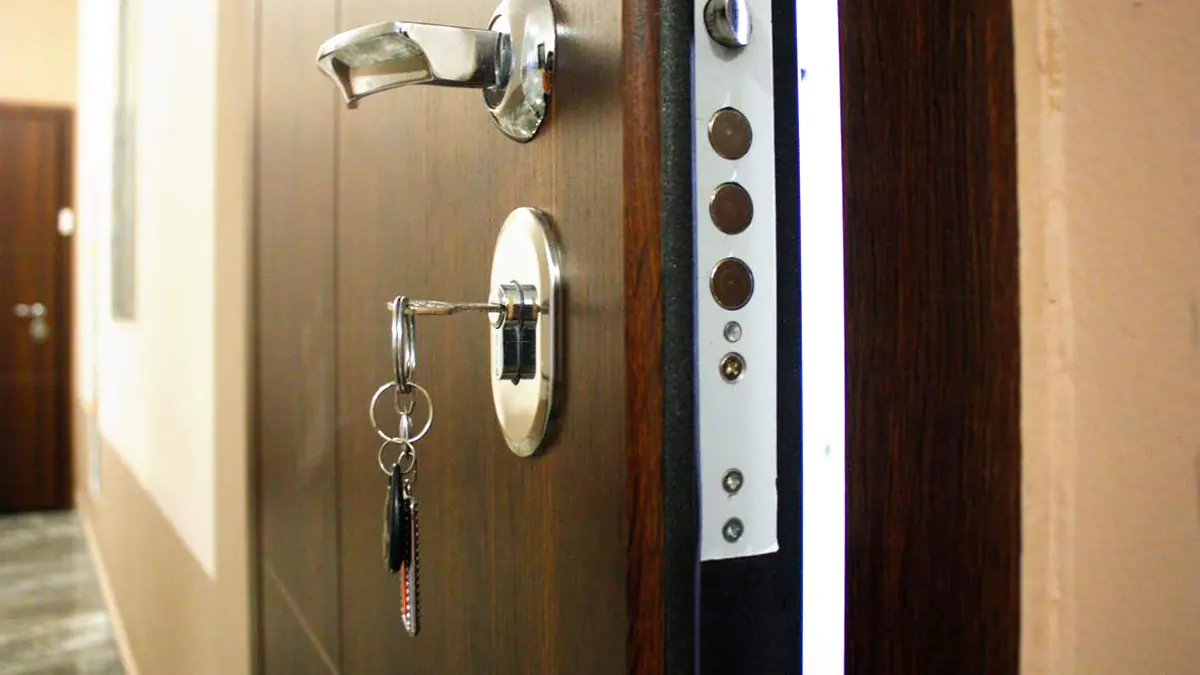 Proč se nedoporučuje nechávat klíč v zámku přes noc?