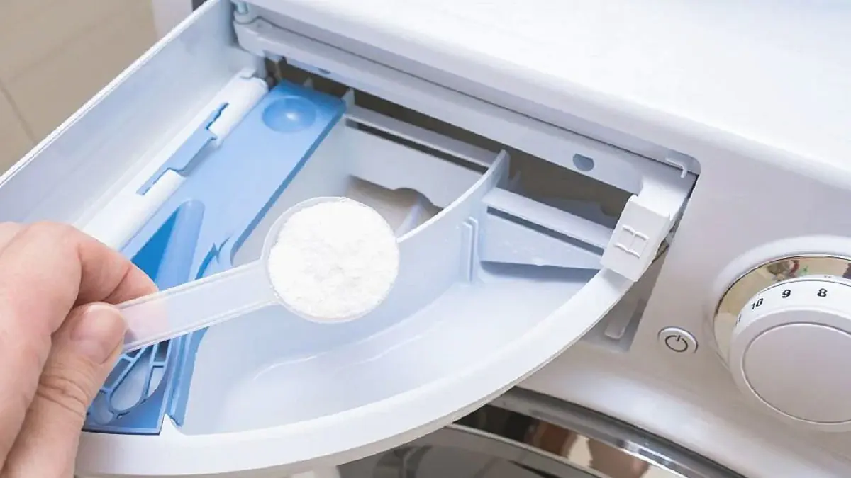 Proč se doporučuje používat lžíci soli v pračce a k čemu slouží