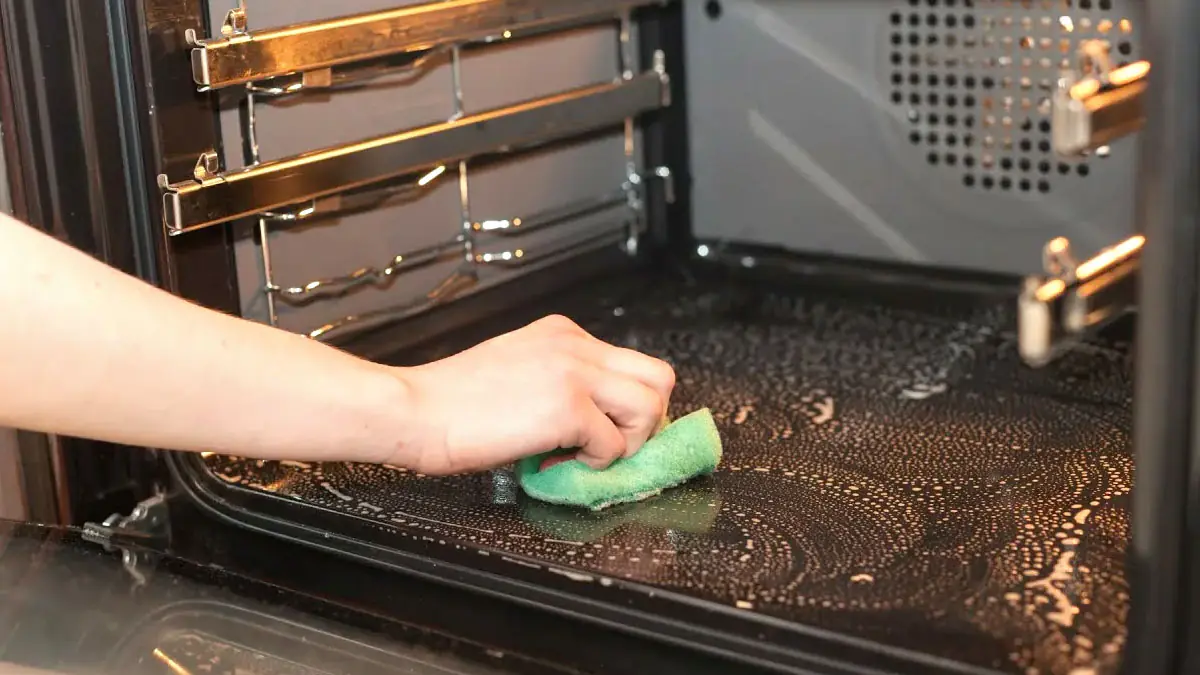 Jak vyčistit silně znečištěnou troubu bez námahy (připálený tuk a černé krusty)