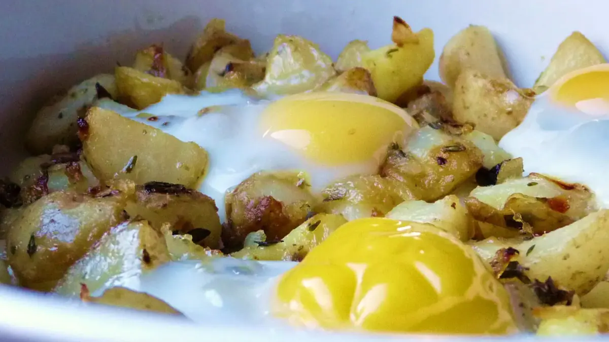 Vejce s bramborami na pánvi: recept na univerzální večeři