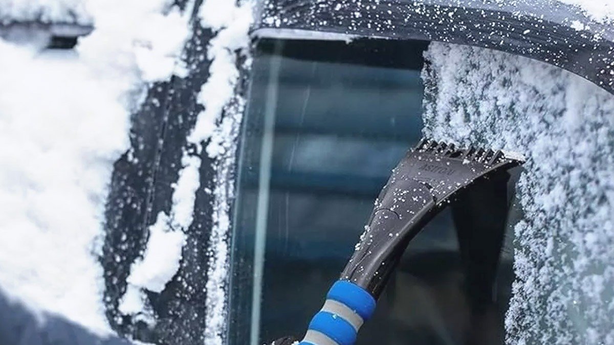 Řidiči odkládají škrabky na led. Nahrazuje je pomocník, který sundá sníh za pár vteřin a „neškrábe lak“