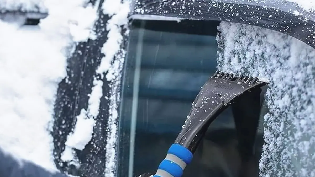 Řidiči odkládají škrabky na led. Nahrazuje je pomocník, který sundá sníh za pár vteřin a „neškrábe lak“