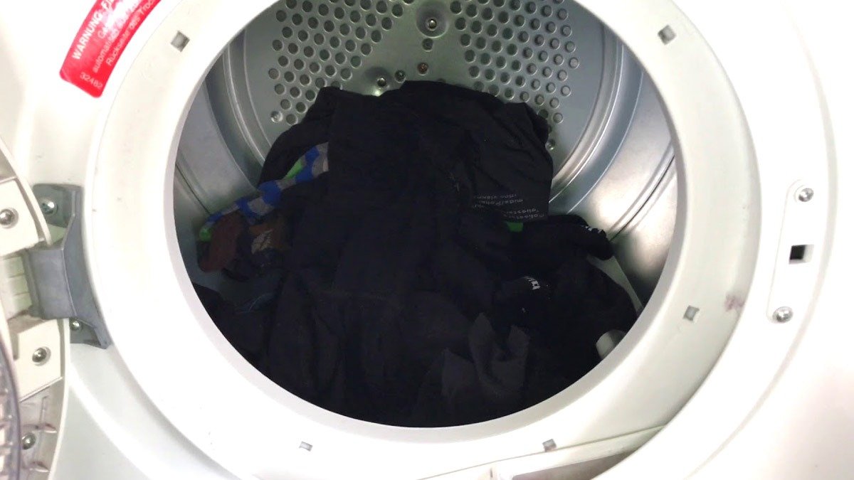 Proč černé prádlo nepříjemně zapáchá? Zde je řešení