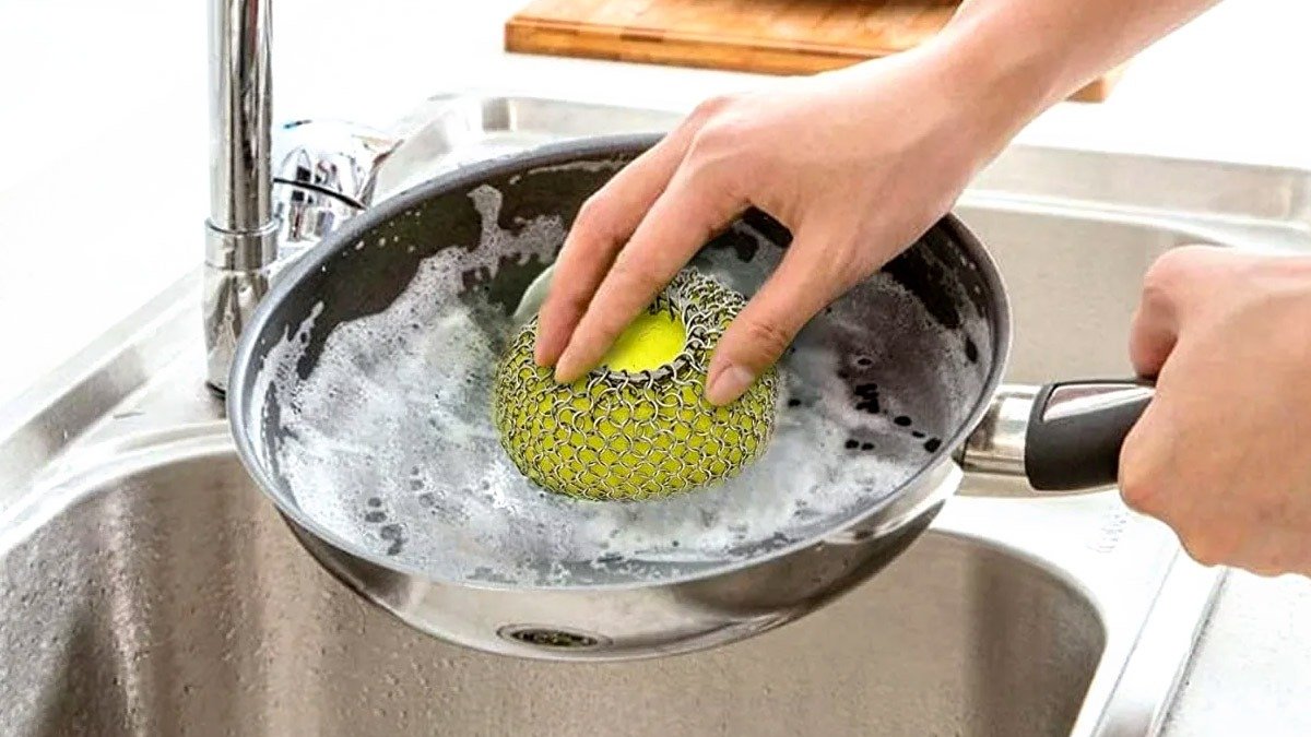 Můj kuchyňský trik: čím kuchaři čistí pánve, aby se leskly jako nové – 5 minut a hotovo