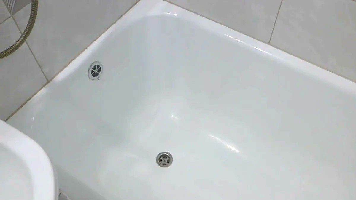 Vaše vana bude zářit bělostí: stačí potřít 1 levným ovocem – dokonalá čistota až na 2 týdny