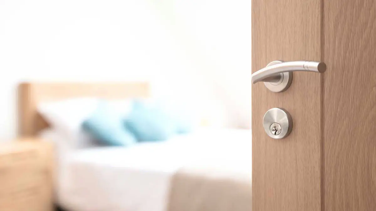 Spát s otevřenými nebo zavřenými dveřmi ložnice? Co je lepší