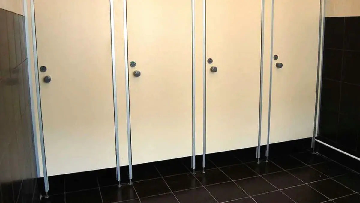 Proč dveře ve veřejných toaletách nesahají až k podlaze: jaké tajemství se skrývá za touto mezerou