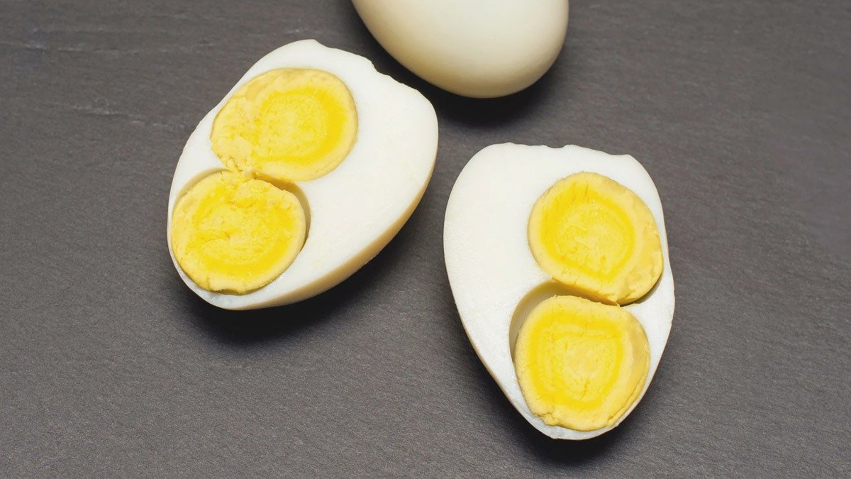 Rozbijete vejce a žloutky mají různé odstíny tmavé a světlé. Který je výživnější?