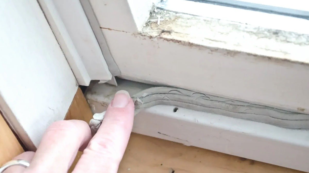 Nalepil jsem to na okno a přestal mrznout – už netáhne a parapet je vždy teplý