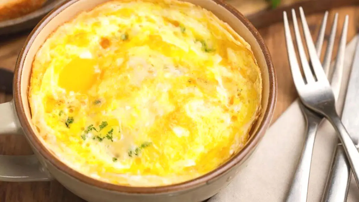 Nevařím ani nesmažím vejce: rozklepnu je do hrnku a připravím jednoduchou a chutnou omeletu v mikrovlnné troubě