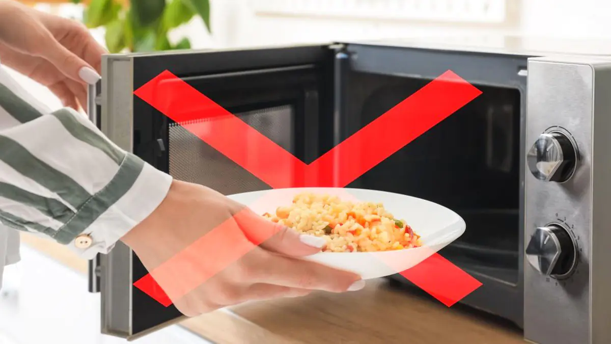 Mikrovlnné trouby vycházejí z módy: takto se budou ohřívat potraviny v roce 2026