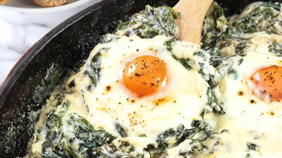 Špenát s vejci je vždycky dobrá volba. Ještě jednodušší než gratin: dokonalý zahřívací pokrm do chladného počasí